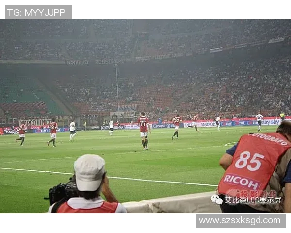 足球场上的黑色魅力球星们展现的帅气风采与无畏精神