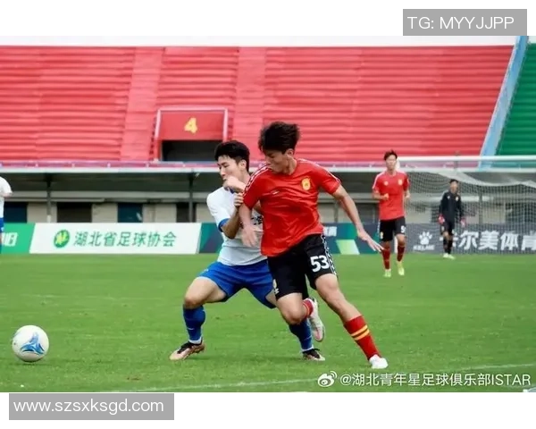 足球巨星真情时刻亲手赠送球衣温情互动引发球迷热烈回应